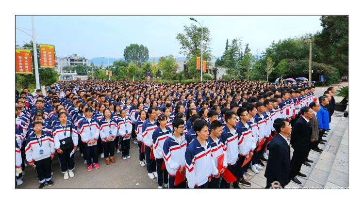 齐唱国歌升国旗019月23日上午,大姚县实验中学举行我与祖国共奋进