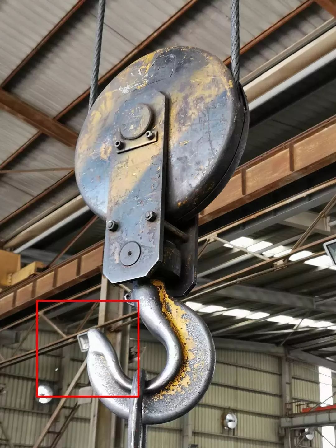 吊装绳未挂在吊钩内▲ 事故现场另一角度▲ 事故现场事故经过:死者