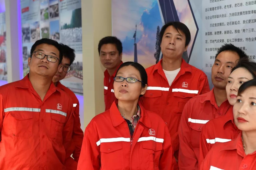 在该区党工团活动室,团支部书记深入浅出地讲解了江汉油田艰苦创业