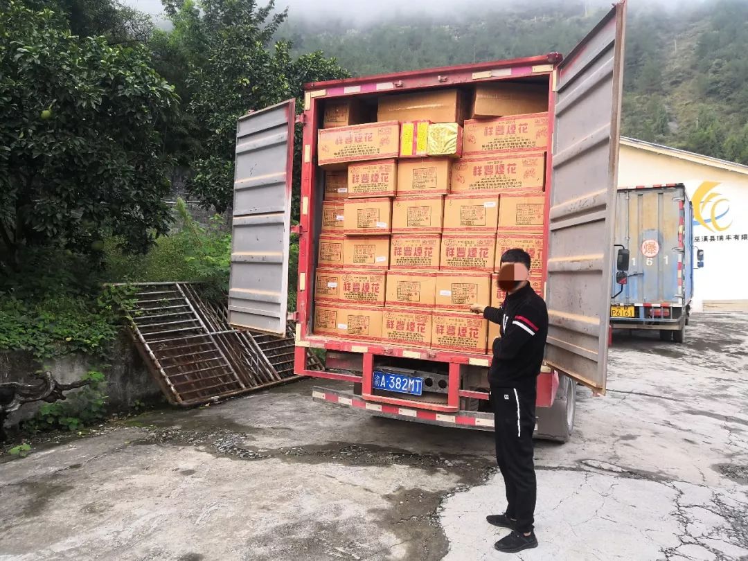 据悉,民警在定点设卡检查时,发现一辆箱式卡车在离卡点50米远的位置就