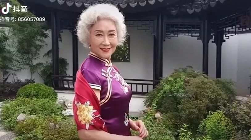中国奶奶巴黎街头穿旗袍爆红网络女人怎样才能优雅地老去
