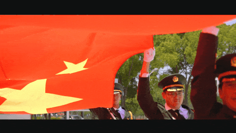 挥舞的国旗里熟悉的旋律回荡在上空幸福和自信洋溢在每个工商人的脸上