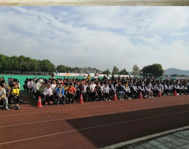 9月24日,马鞍山市慈善总会在丹阳中学举行"方光熊 江文娟慈善基金"
