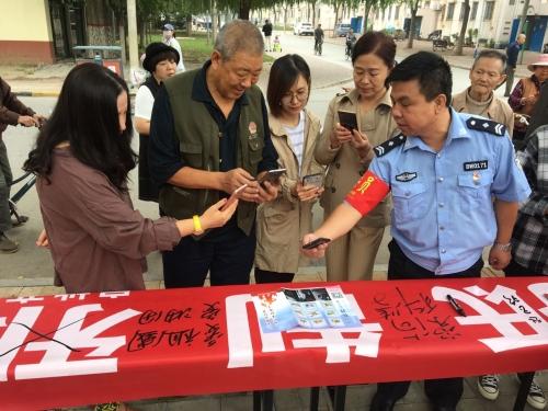 此次宣傳活動共發放法律法規,反邪教宣傳彩頁1600多份,懸掛宣傳橫幅2