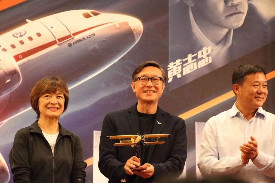 中飞院近千飞行员空姐争相点赞_广汉