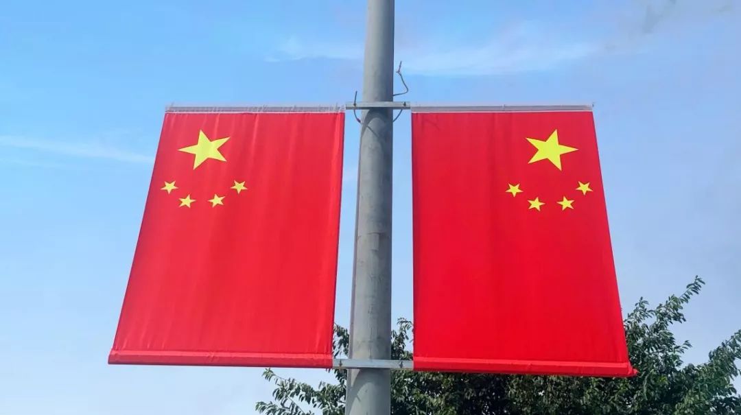 巫溪街头飘扬"中国红" 扮靓巫溪迎国庆_五星红旗