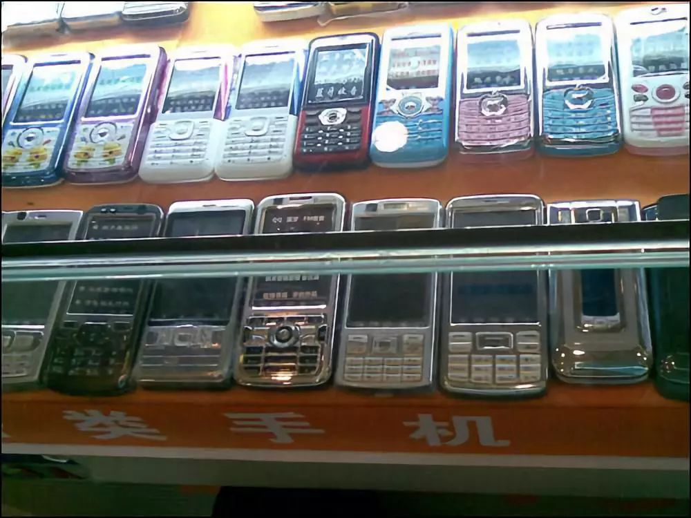 手机只需几周甚至是几天的时间,不仅如此,华强北的山寨机还能添加原机