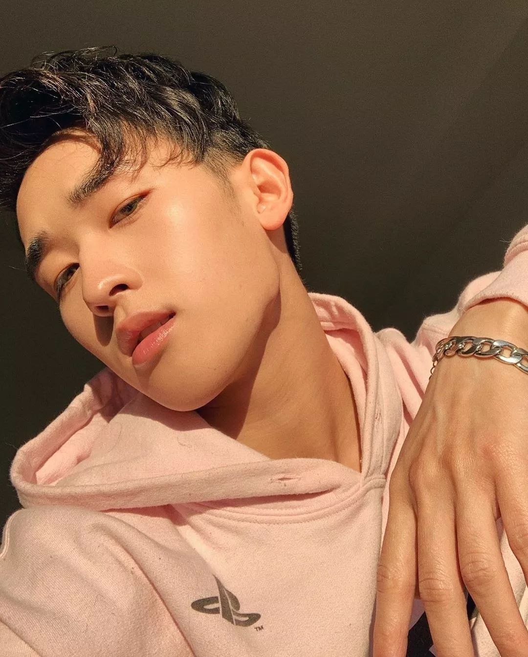 图源自ins:@ivanbaaaaah各种配色比较大胆的妆面他也都很勇于尝试