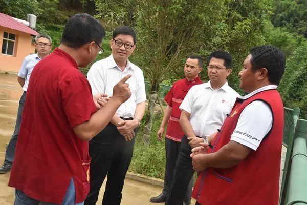 公司董事长袁湘华到现场查看刀董村养鸡场公司总经理孙卫与云县栗树乡