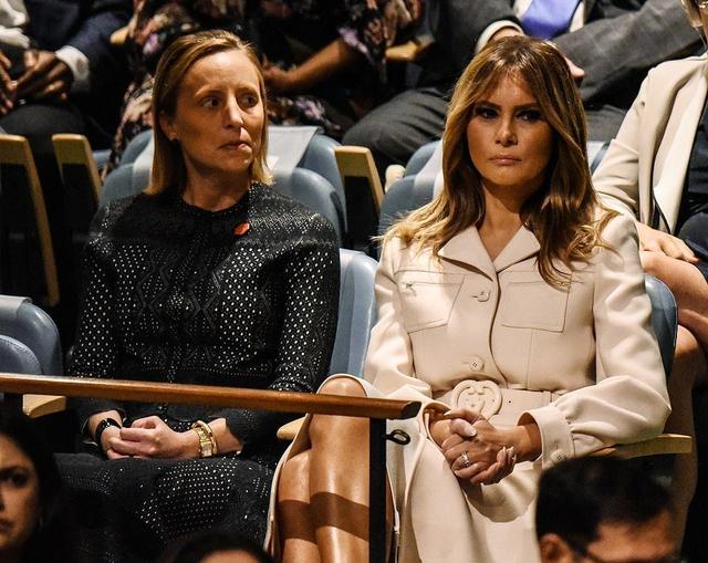 了一身白色的大衣亮相,面料也是非常厚实,49岁的梅拉尼娅和伊万卡一样