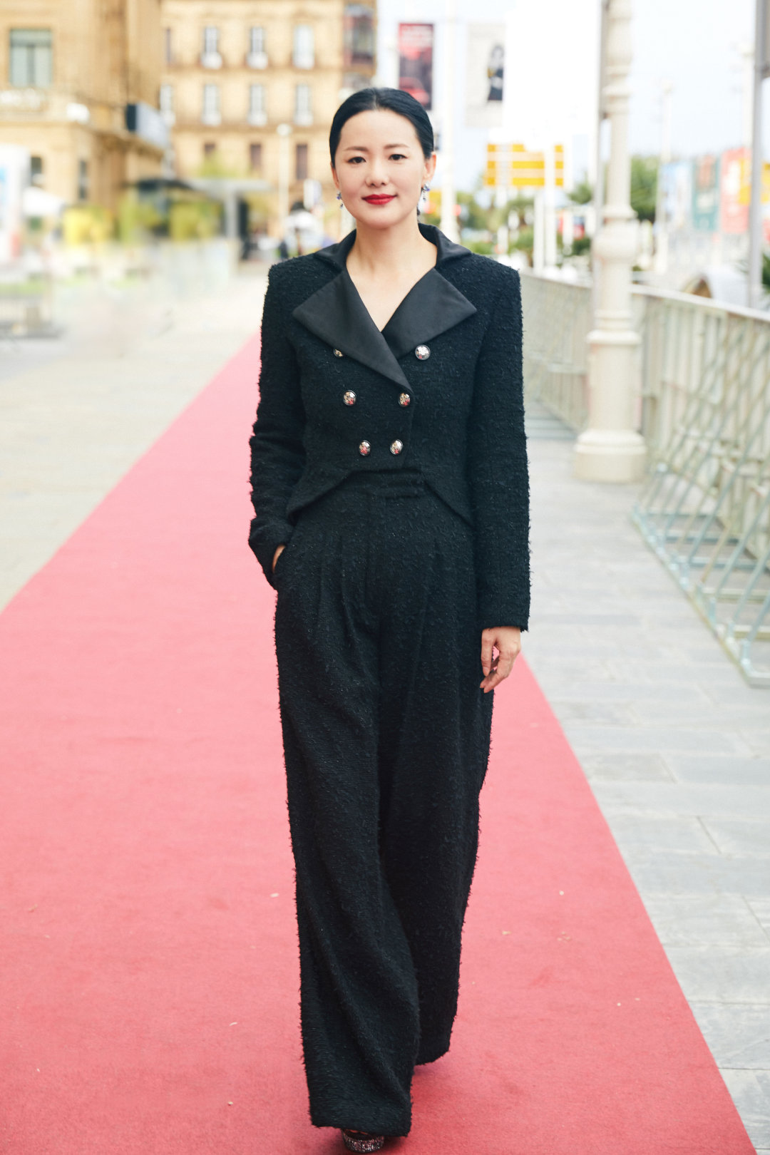 49岁咏梅现身国外电影节首映礼黑衣红唇超优雅气质满分