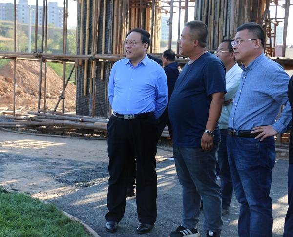 连日来,县委副书记,县长侯文亮多次检查指导城市提档升级工作.