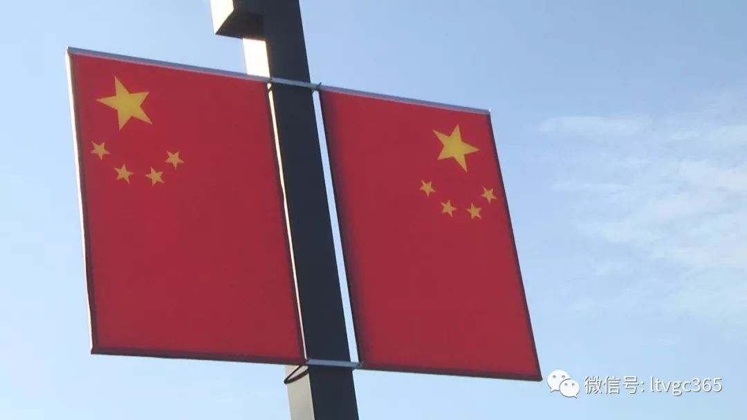 【喜迎国庆】城管部门悬挂国旗喜迎国庆 展现最美"中国红"