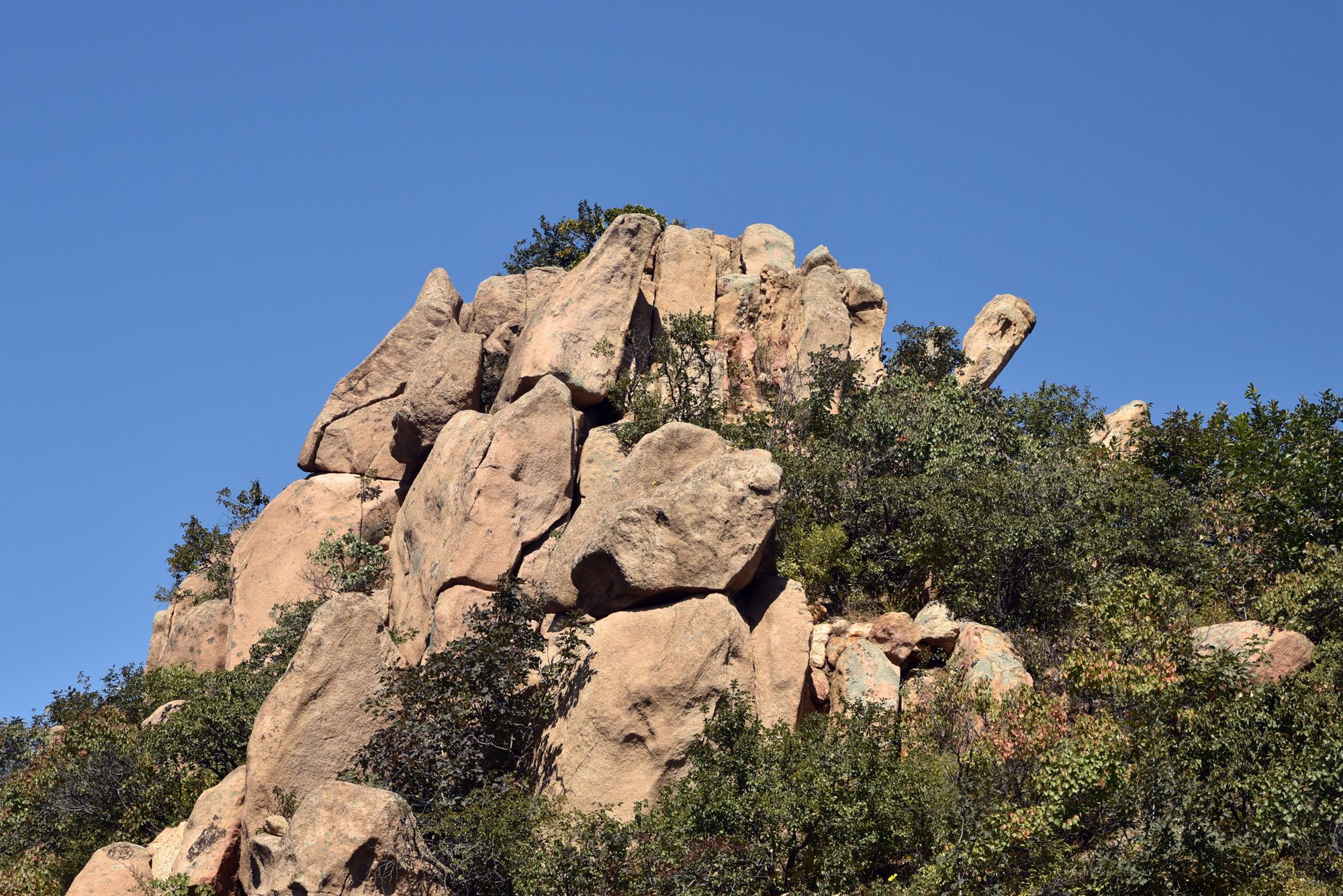 辽宁大黑山奇观,邢天峰上开天眼,巧合还是天意?