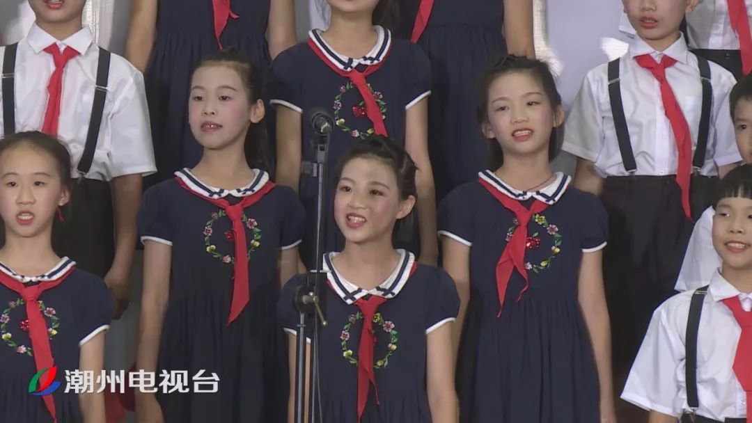 薛陇小学的同学们演唱了经典歌曲《我的中国心》和《我仰望五星红旗》