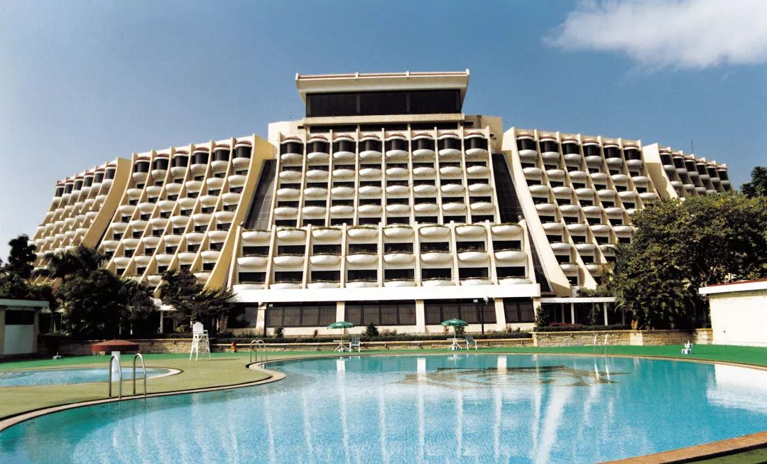 1983年,中铁二局修建了深圳第一家国际五星级酒店——南海酒店,中央