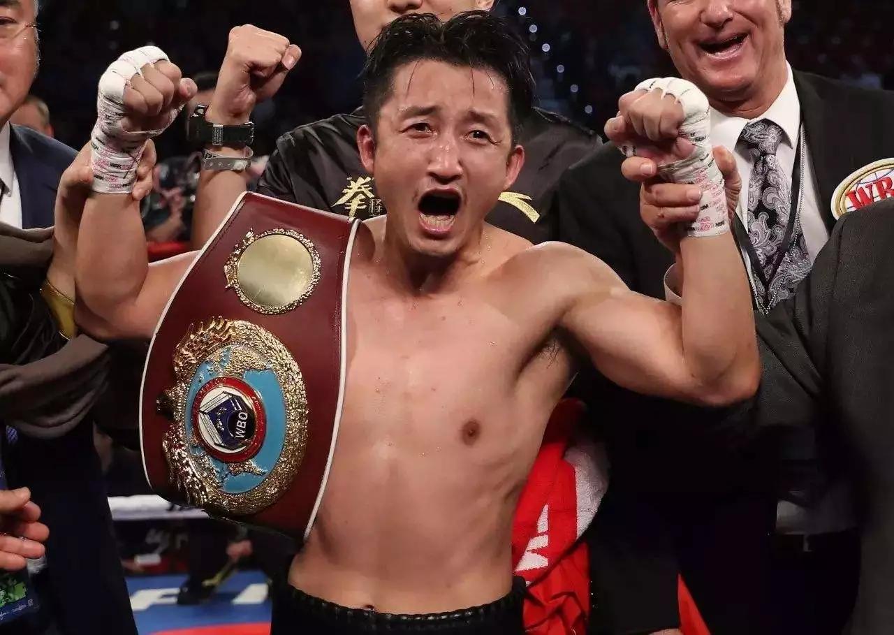 拳击比赛一共分为17个级别,而邹市明获得的这个金腰带要比重量级和