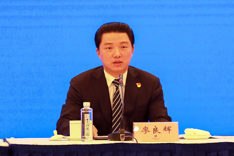 州委副书记廖良辉回答记者提问.