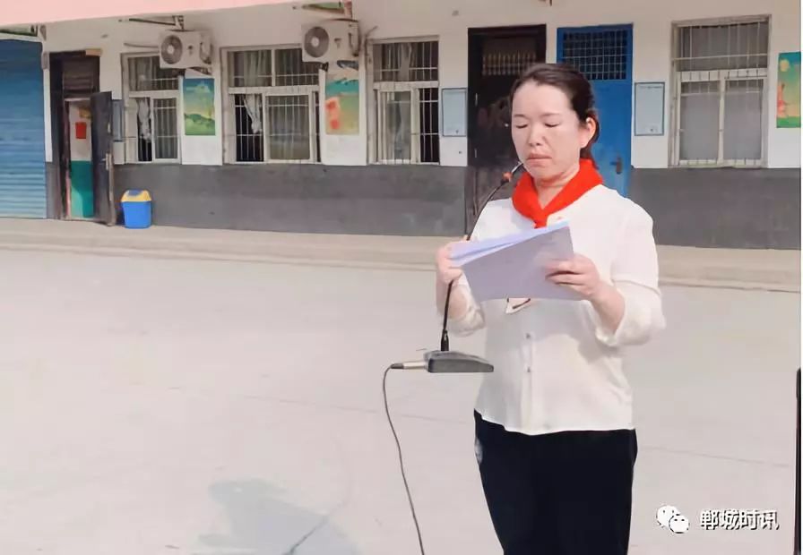 南丰中心小学举行"升国旗,唱国歌,诵经典,感党恩"活动