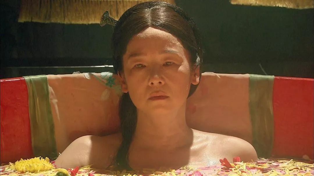 清宫都是晚上洗澡,慈禧冬天大约三天洗一次澡,夏天天天洗.