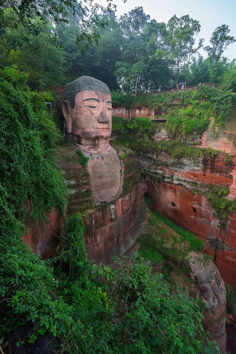 三次闭眼和落泪最神奇的就是乐山大佛的高达77米位于峨眉山东边近几年