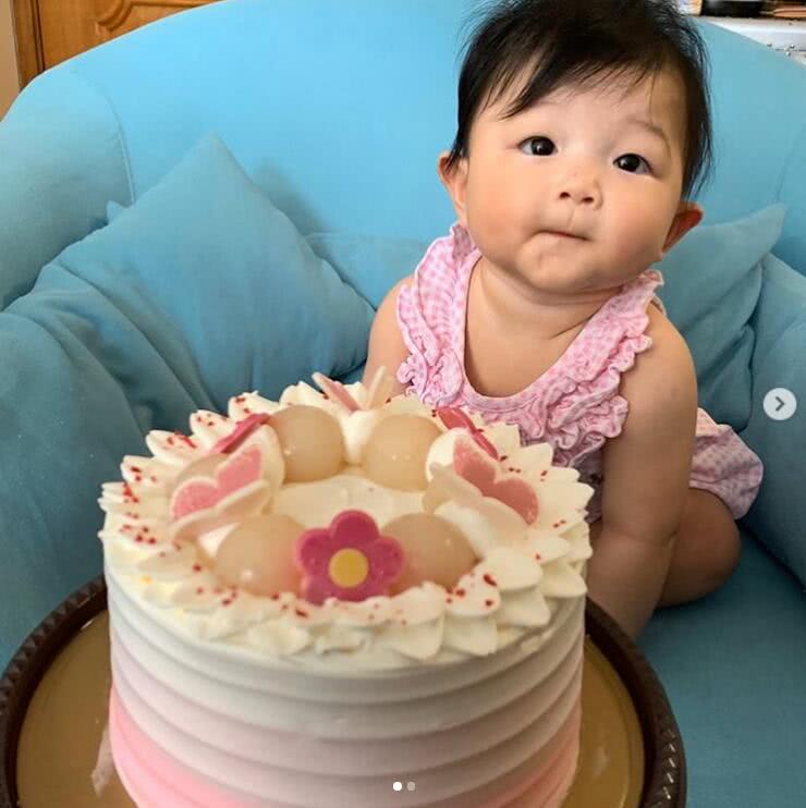 单文柔为爱女庆生,吴千语手抱萌娃笑得灿烂,懒理林峯张馨月婚讯