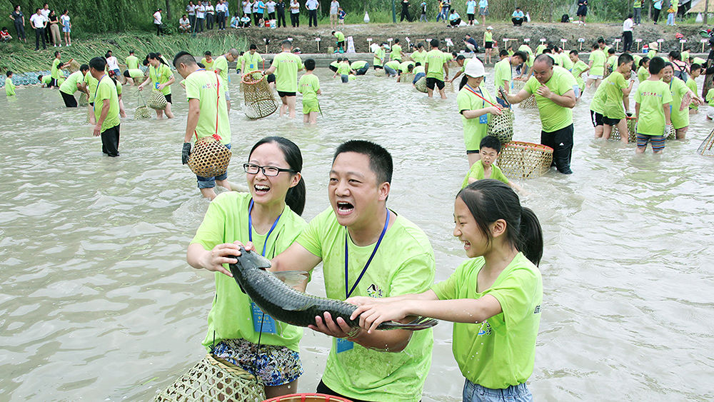 谁是锦鲤亲子罩鱼摸鱼比赛开始报名啦