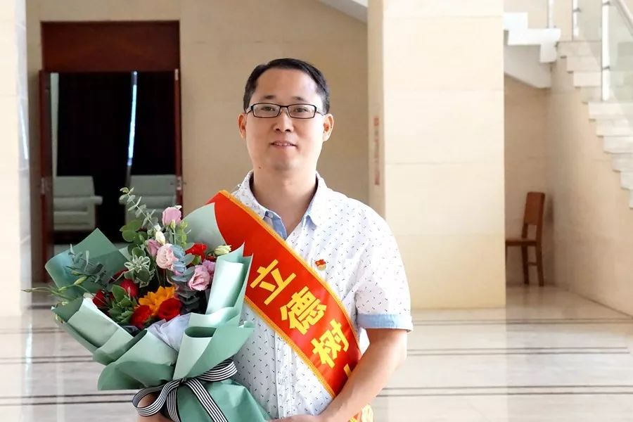 立德树人楷模许成锋不忘教育初心牢记教师使命