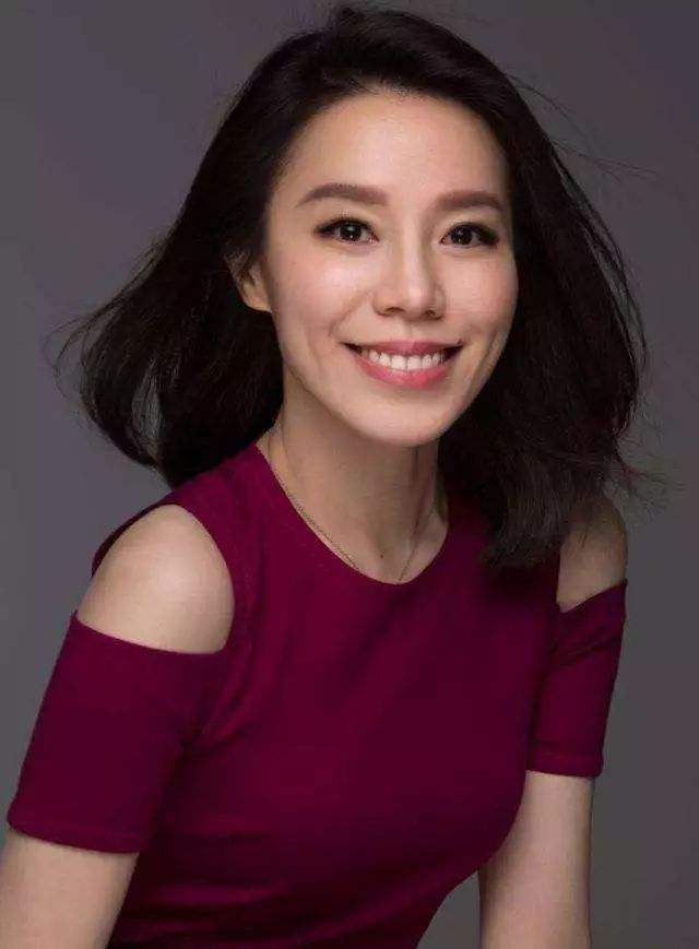 王屹芝最近两年常常跟着李斌一起参加创投节目,并且在网上晒出了很多