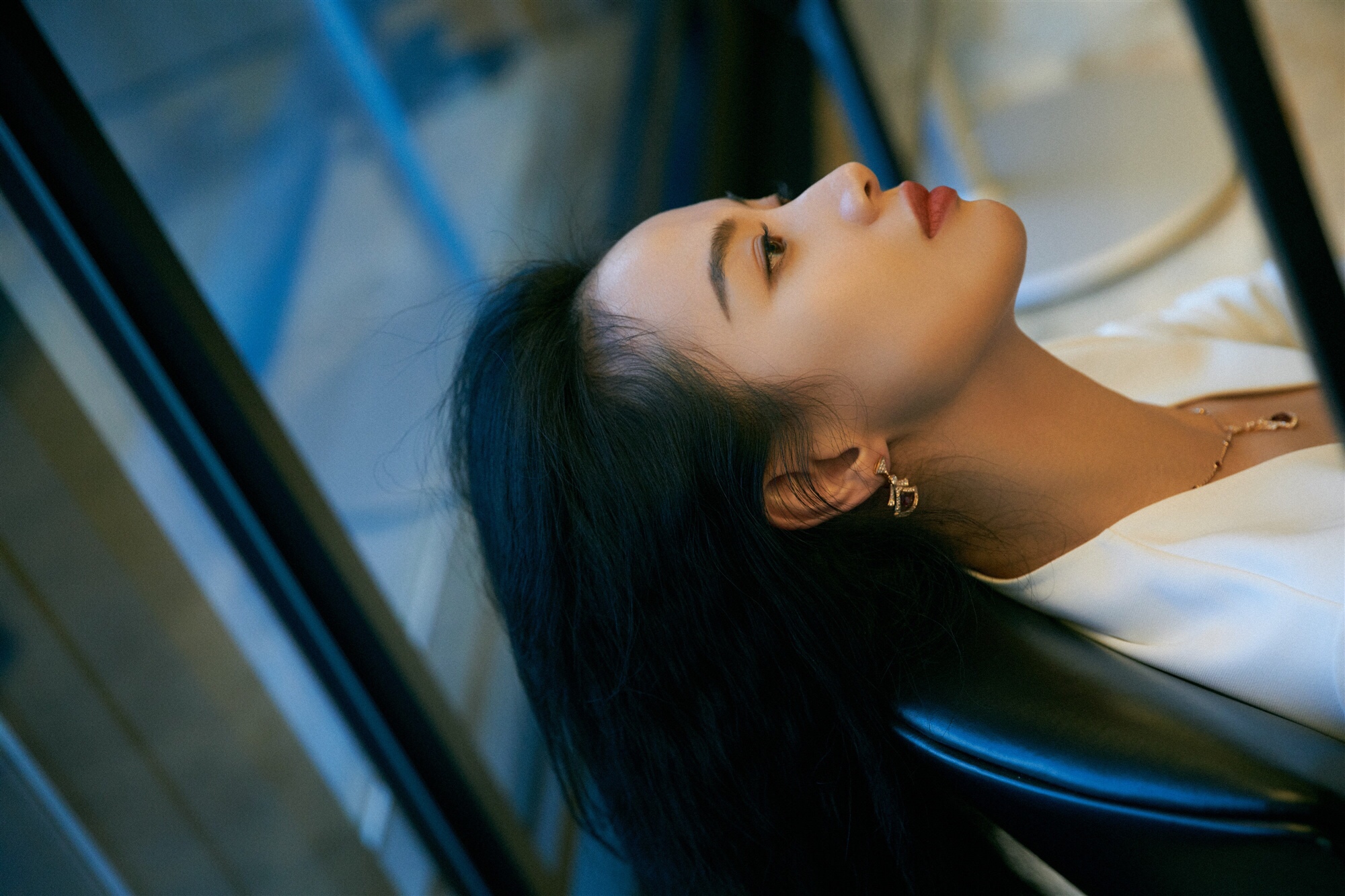 李梦亮相宝格丽新品发布酒会深v裙麦穗卷优雅气质无敌