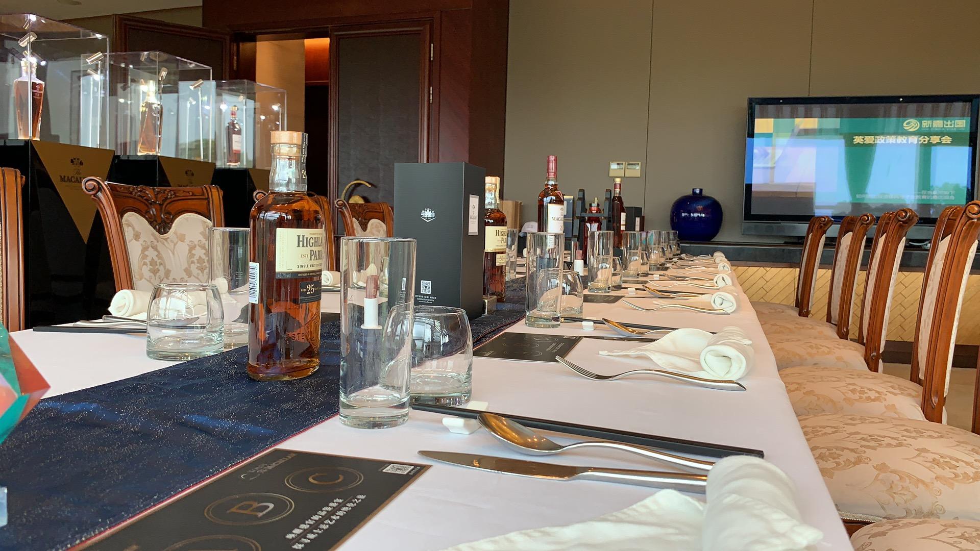 邂逅,一边是汇丰银行的尚玉尊享,一边是新嘉出国的高净值私人订制服务