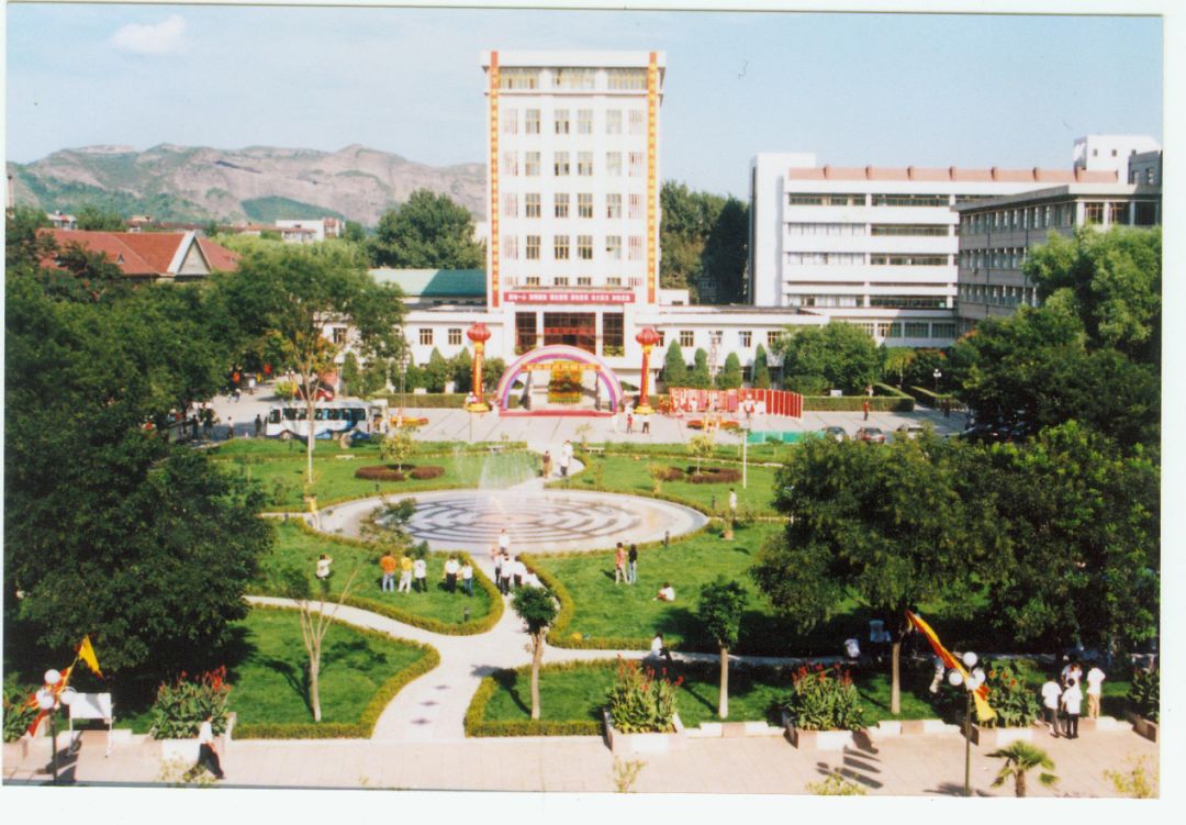 1980年承德石油学校首届团代会合影1978年,学校恢复招生,招收机械制造