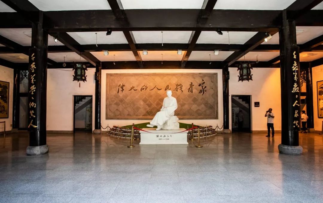 (徽州古城陶行知纪念馆)安徽省陶行知纪念馆是坐落在安徽省歙县徽州