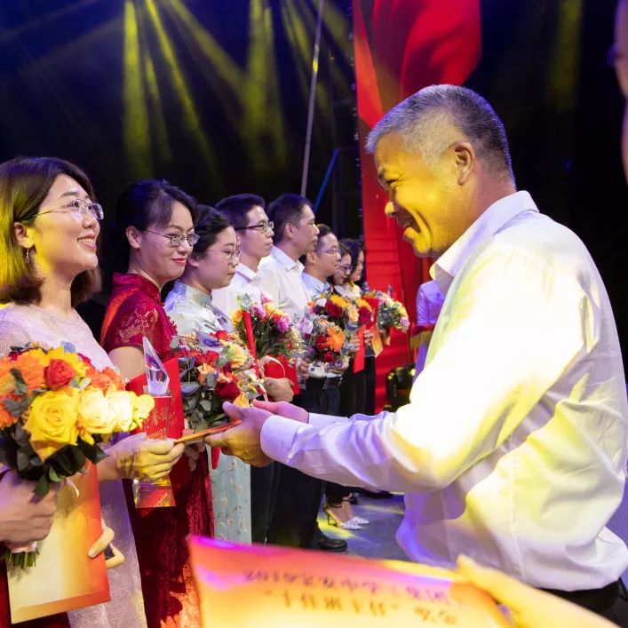 先生莅临晚会现场观礼,标特汽车(集团)有限公司执行董事张锦雄先生,标