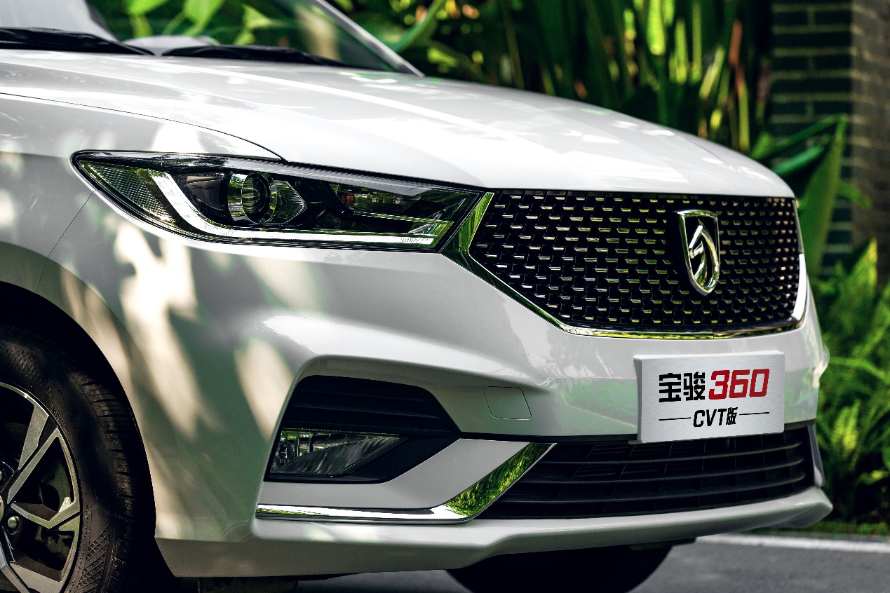 宝骏360cvt版在产品外观和内饰上进行了升级,也更符合年轻消费者的