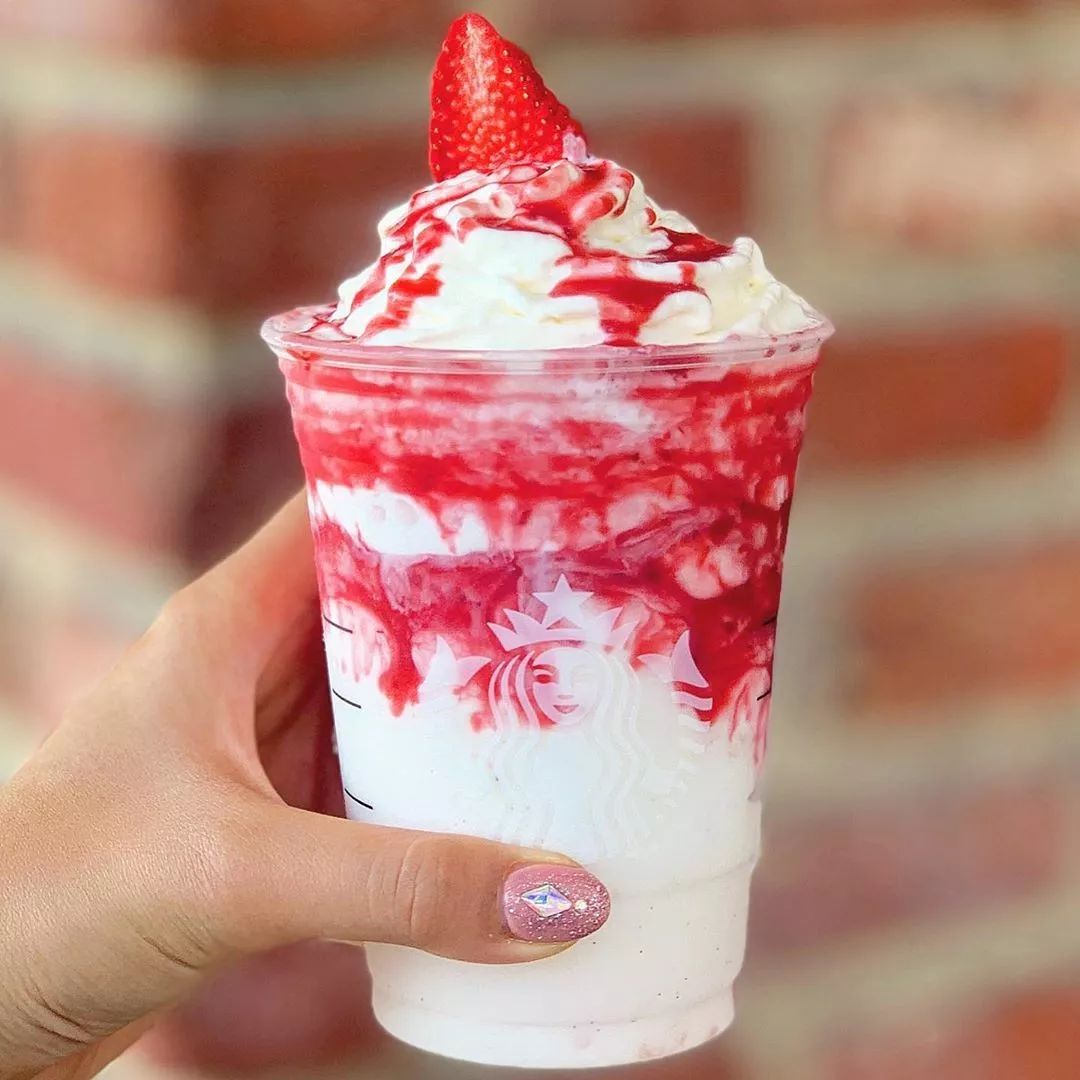 一杯星冰乐,你可以下单任何大小的奶油香草星冰乐并在上面添加草莓泥