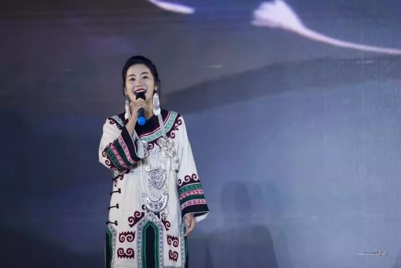 技师要闻著名彝族男高音陶建阿成山歌唱给大中华感恩家乡感恩母校汇报