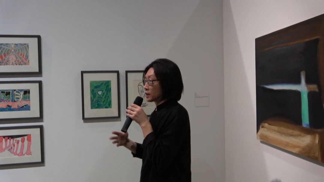 主策展人朱朱在开幕现场导览以上六张图为韩墨先生提供展览现场 - a厅