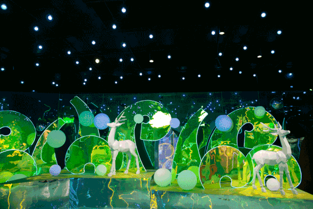 在休闲区享受梦幻时光给你挑选小礼物拿着"灵境时光"的特色软饮森林