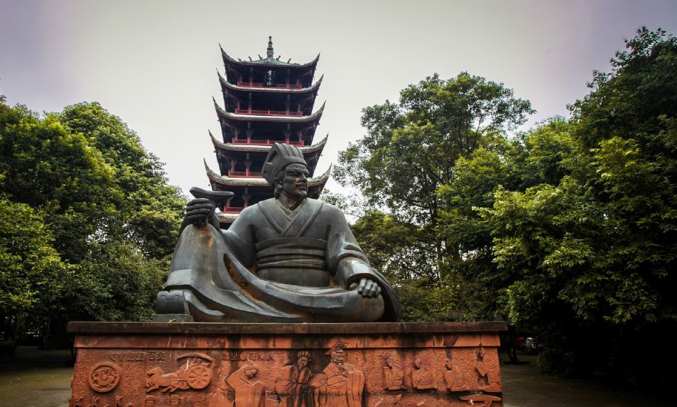 无海棠花开之时的棠湖公园,颜色淡了,游人少了,又能让人品出几分闲趣