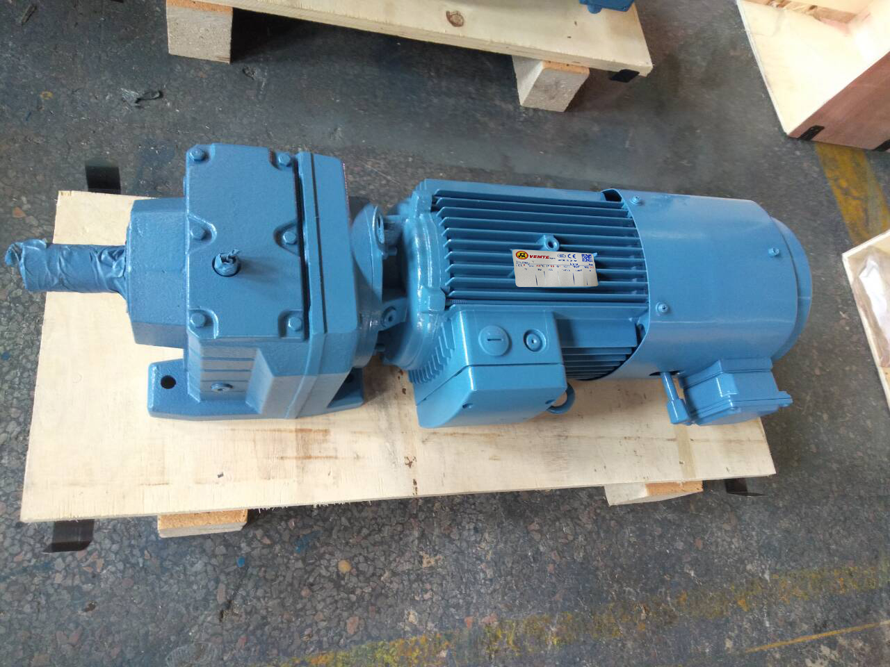 r系列减速机配上变频刹车减速机