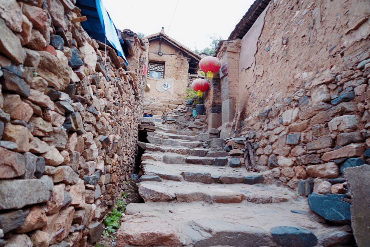 大汖村位于阳泉盂县梁家寨乡深山沟谷中,整个村子50余座小院落坐落在