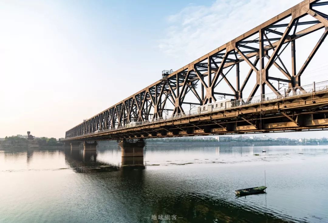 ▼(摄影08孤城)襄阳汉江大桥在诸葛亮的构想中,由荆州出襄阳,穿过