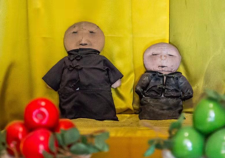 长春伪满皇宫出现两个布娃娃造型像曲奇饼干皇家子孙都祭拜