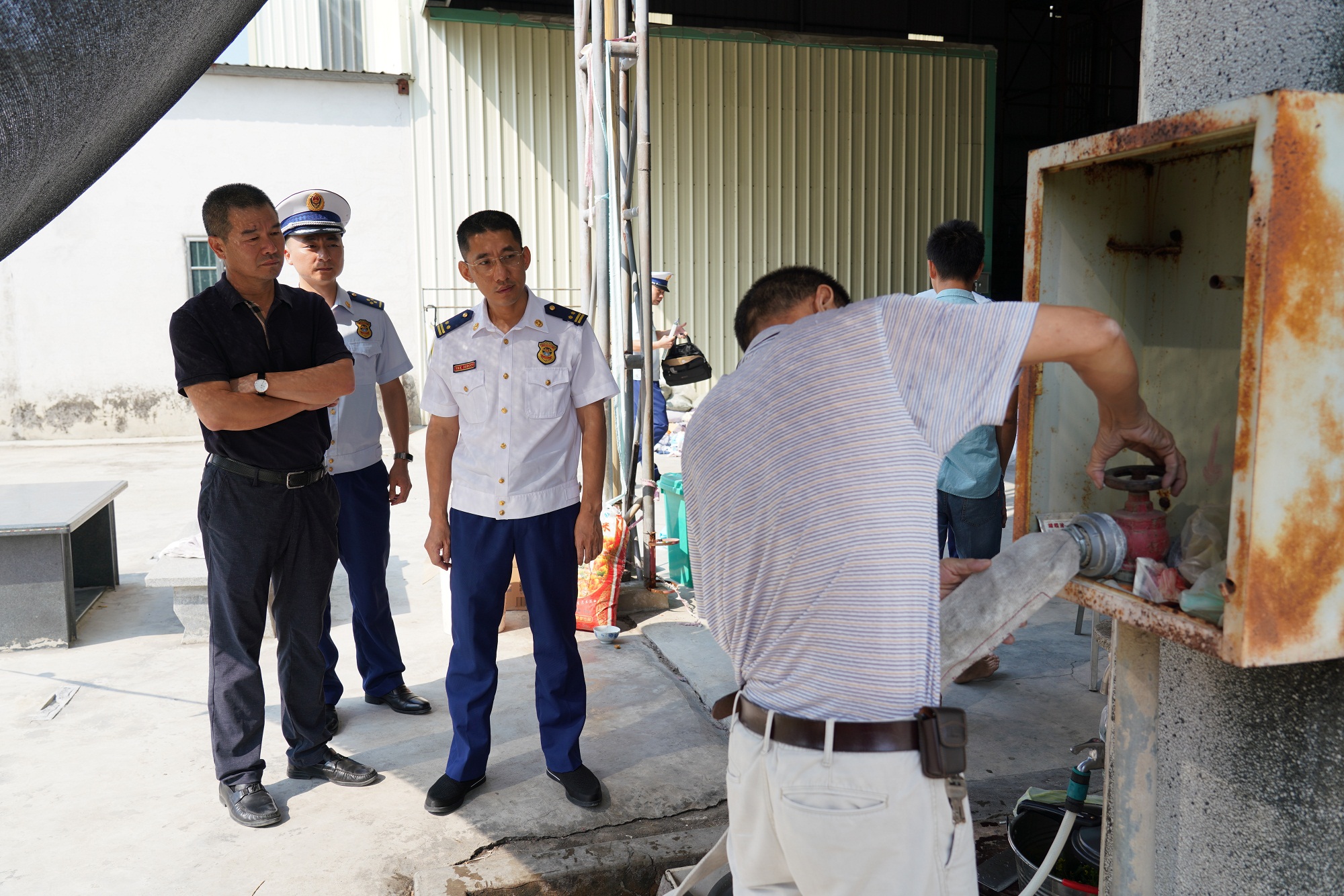 市政府陈家斌副秘书长邹武涛支队长率队深入空港区开展消防安全检查