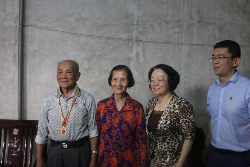 省委组织部李映旭副部长到我镇慰问建国前入党的离退休党员