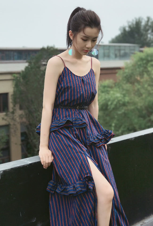 原创微微里最不讨喜的小雨妖妖戏外穿条纹花边裙清纯似校花