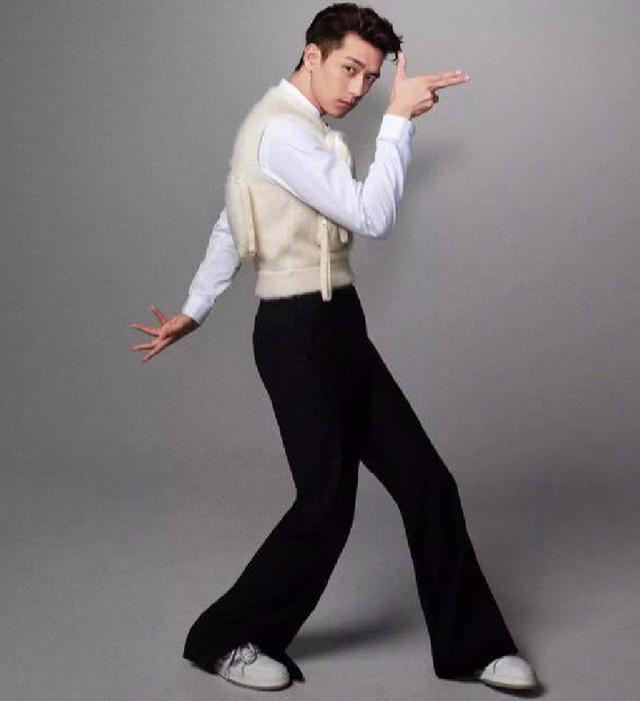 原创李现的腿上热搜拍摄写真大片却不见腿引千万网友互动找腿