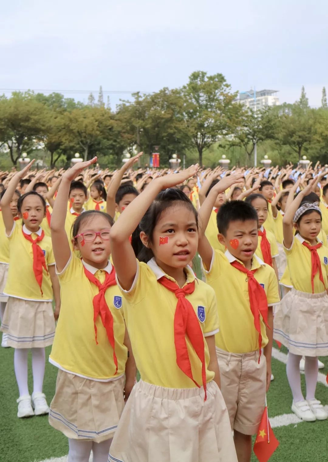 南通教育国庆城中小学敬礼鲜艳的五星红旗