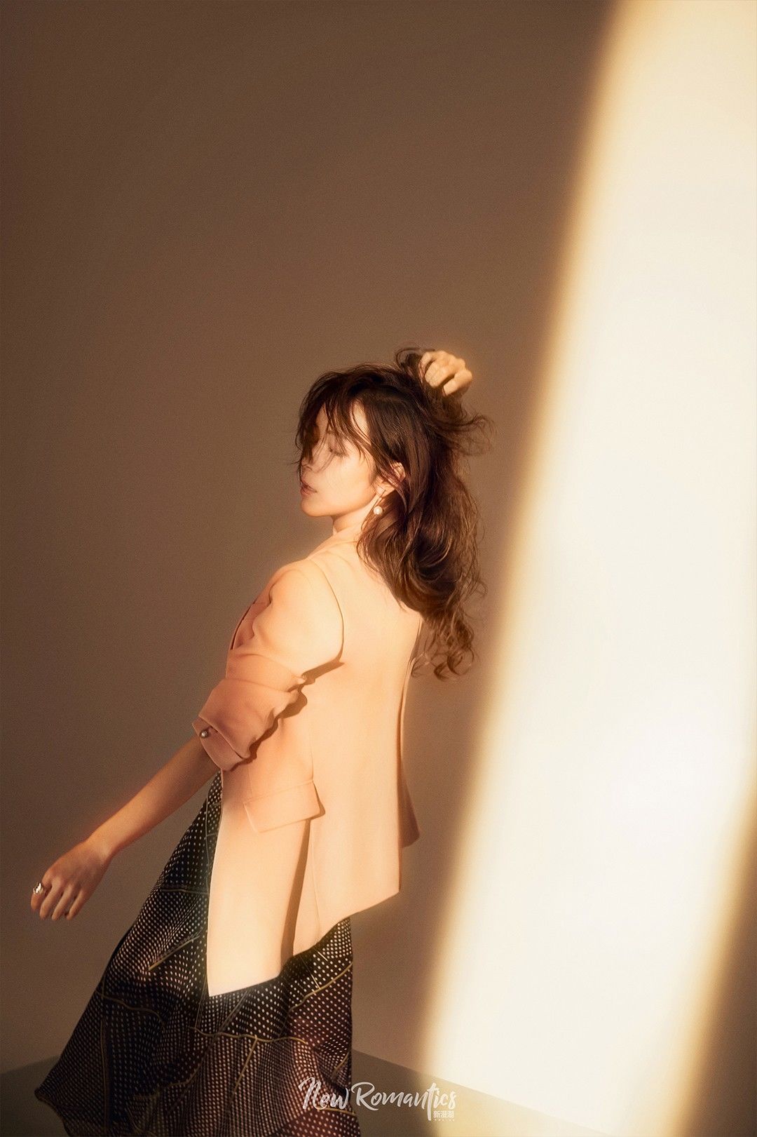 光和影的奏章,侯佩岑身穿koradior出镜《新漫潮》杂志